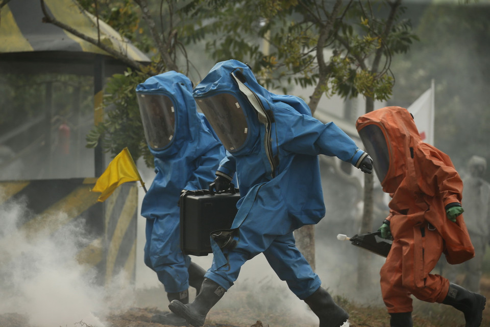 Lực lượng ứng phó tiếp cận hiện trường thực hiện nhiệm vụ quan trắc và đánh giá tác động nguy hại sự cố gây ra. (Ảnh: Dương Giang/TTXVN)