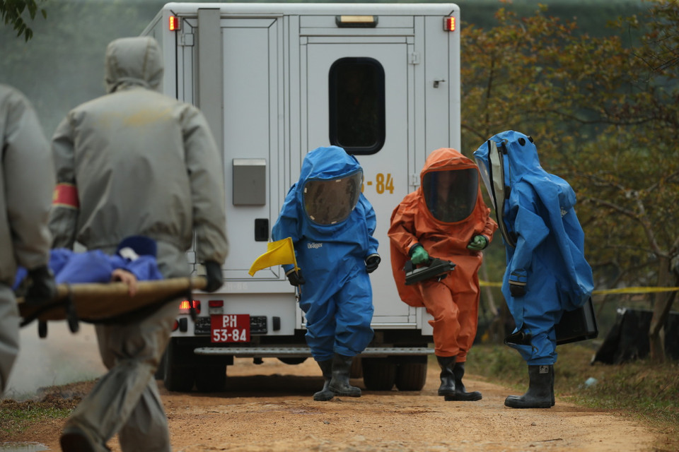 Lực lượng ứng phó tiếp cận hiện trường thực hiện nhiệm vụ quan trắc và đánh giá tác động nguy hại sự cố gây ra. (Ảnh: Dương Giang/TTXVN)