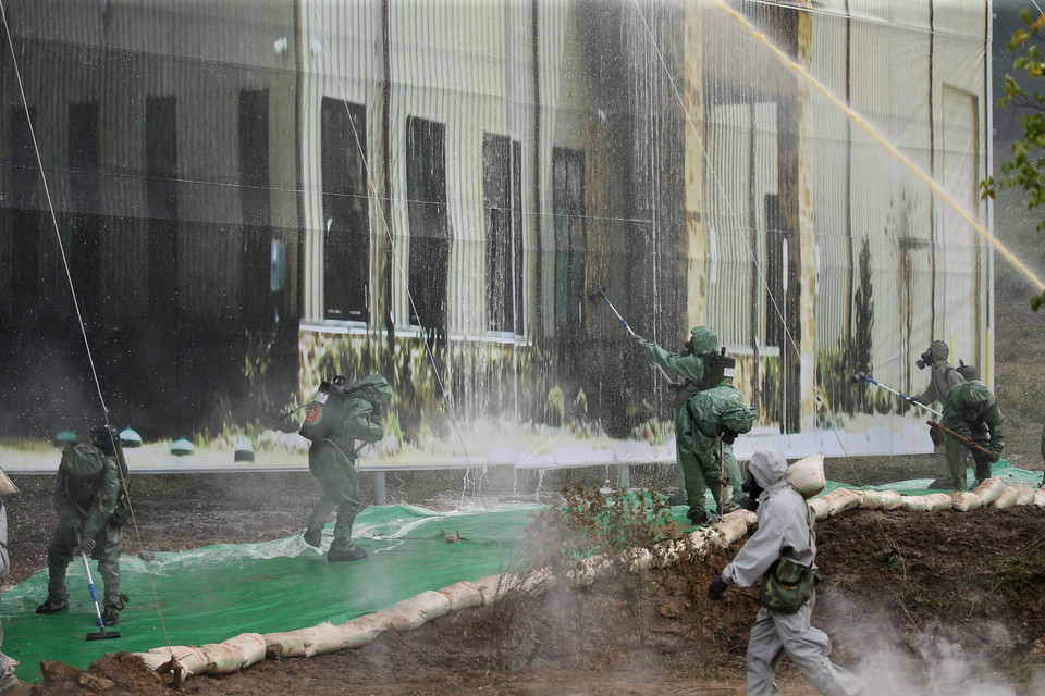 Lực lượng Bộ đội hóa học xử lý, khắc phục sự cố hóa chất tại hiện trường. (Ảnh: Dương Giang/TTXVN)