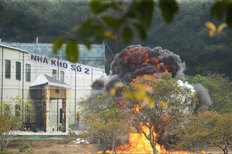 Tình huống nổ khu chứa hóa chất. (Ảnh: Dương Giang/TTXVN)