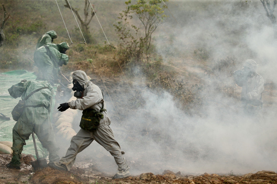 Lực lượng Bộ đội hóa học xử lý, khắc phục sự cố hóa chất tại hiện trường. (Ảnh: Dương Giang/TTXVN)