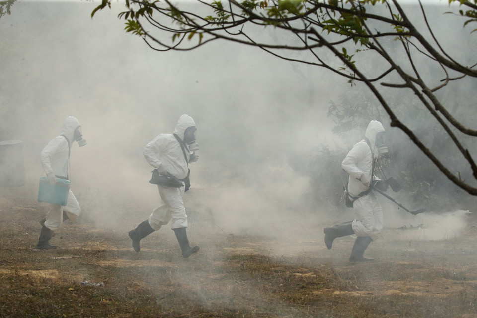 Lực lượng Bộ đội hóa học tiếp cận hiện trường lấy mẫu quan trắc. (Ảnh: Dương Giang/TTXVN)