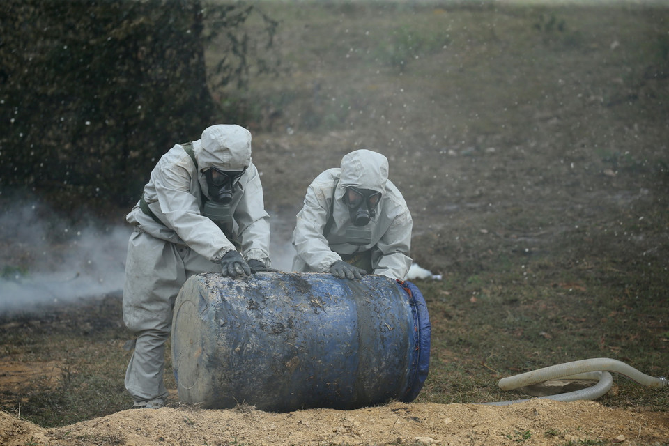 Lực lượng Bộ đội hóa học xử lý, khắc phục sự cố hóa chất tại hiện trường. (Ảnh: Dương Giang/TTXVN)