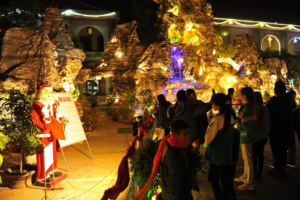 Người dân tập trung tại Nhà thờ đá Phát Diệm, huyện Kim Sơn, tỉnh Ninh Bình. (Ảnh: Minh Đức/TTXVN)