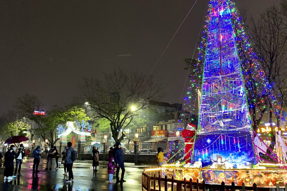 Nhiều người dân thích thú với cây thông Noel lộng lẫy tại tỉnh Thừa Thiên-Huế. (Ảnh: Mai Trang/TTXVN)