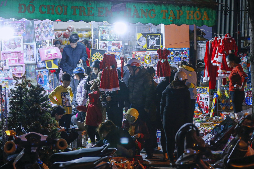  Các điểm bán quà tặng tại thành phố Hòa Bình tấp nập và nhộn nhịp trong dịp Giáng sinh năm nay. (Ảnh: Trọng Đạt/TTXVN)