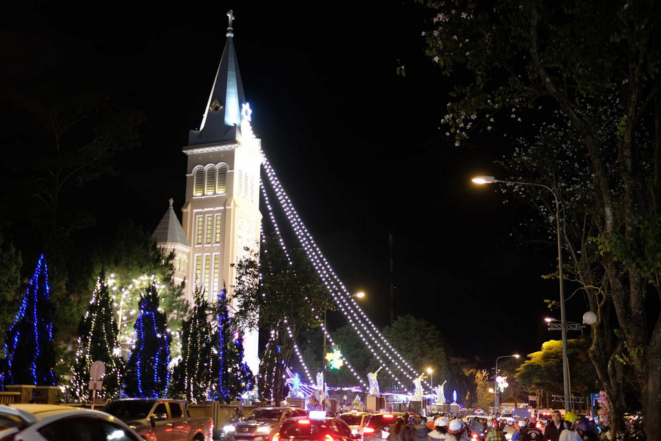 Khu vực nhà thờ Con Gà (thành phố Đà Lạt, Lâm Đồng) được trang hoàng rực rỡ, thu hút đông đảo người dân và du khách đến tham quan trong đêm Giáng sinh 2020. (Ảnh: Nguyễn Dũng/TTXVN)