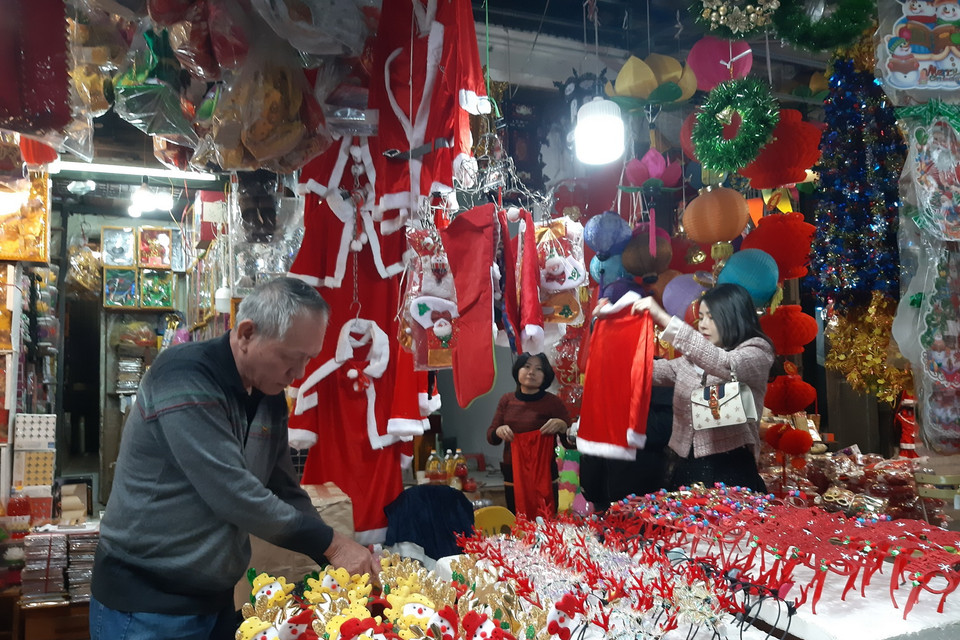 Quần áo ông già Noel cũng được bán rất chạy tại phố Hàng Mã, Hà Nội. (Ảnh: Phương Anh/TTXVN)