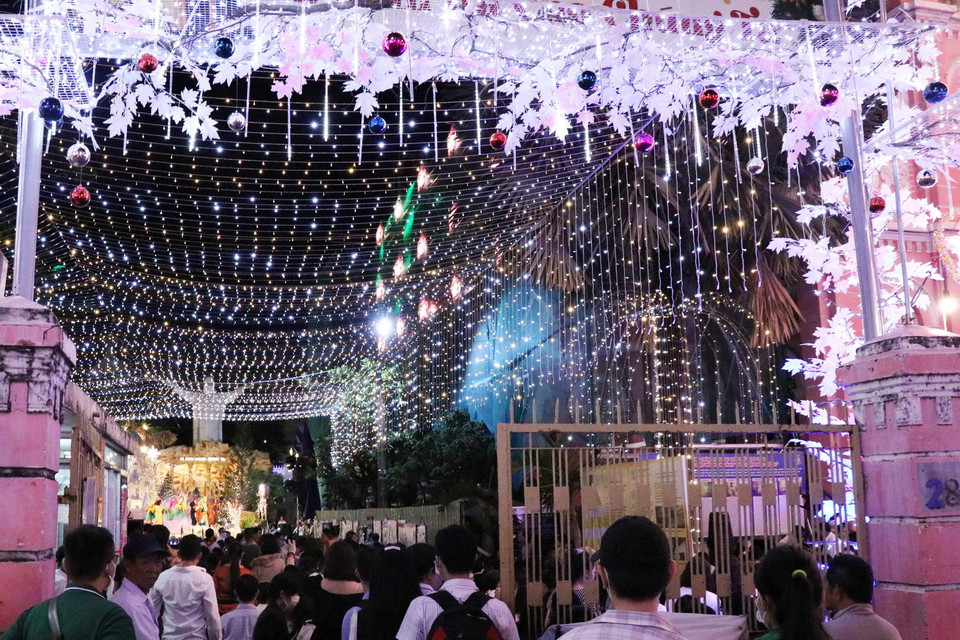 Giáo dân tập trung đông đảo đến lễ nhà thờ trong đêm Noel 2020. (Ảnh: Xuân Khu/TTXVN)