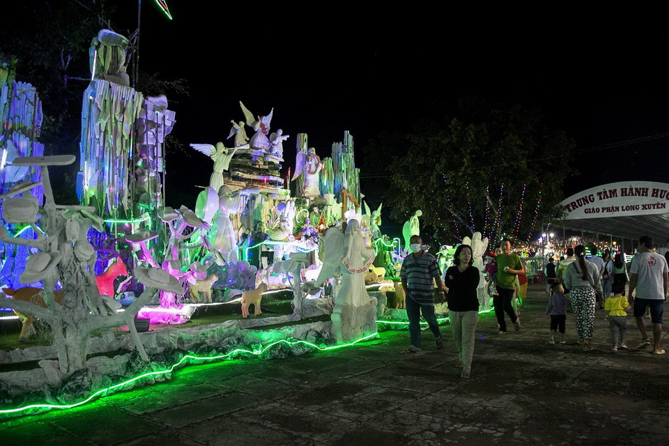  Người dân vui chơi, tận hưởng không khí Giáng sinh 2020 trong khuôn viên Giáo xứ Đài Đức Mẹ thuộc Giáo hạt Tân Hiệp, huyện Tân Hiệp, tỉnh Kiên Giang. (Ảnh: Hồng Đạt/TTXVN)