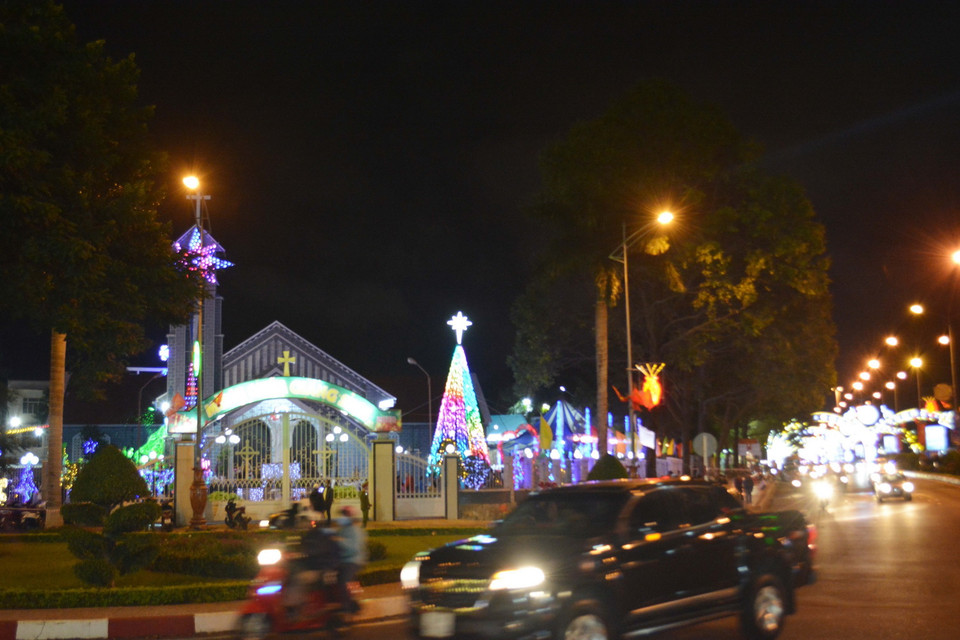 Dòng người từ các huyện, thị xã trong tỉnh đổ về các Nhà thờ lớn tại thành phố Buôn Ma Thuột, tỉnh Đắk Lắk. (Ảnh: Tuấn Anh/TTXVN)