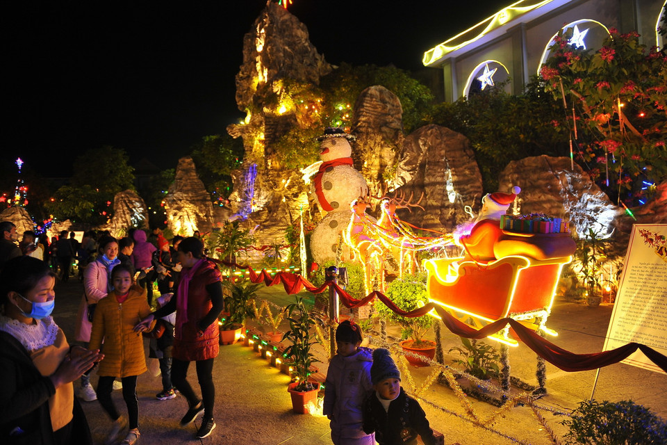 Người dân tập trung tại Nhà thờ đá Phát Diệm, huyện Kim Sơn, tỉnh Ninh Bình. (Ảnh: Minh Đức/TTXVN)