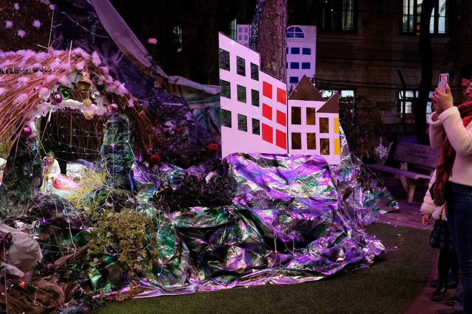 Tiểu cảnh hang đá được sắp đặt trong khuôn viên các nhà thờ phục vụ khách tham quan. (Ảnh: Nguyễn Dũng/TTXVN)