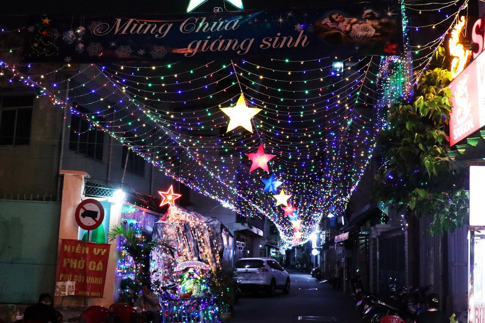 Những con ngõ nhỏ nơi đông đồng bào Công giáo ở TP.HCM cũng được trang trí lung linh. (Ảnh: Xuân Khu/TTXVN)