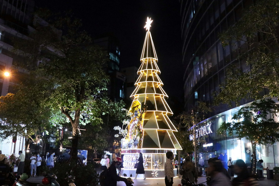 Cây thông Giáng sinh được thiết kế cách điệu trước tòa nhà Bitexco, TP.HCM. (Ảnh: Xuân Khu/TTXVN)