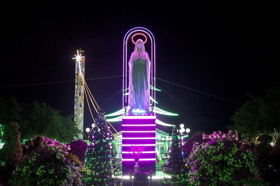  Tượng Đức Mẹ trong Giáo xứ Đài Đức Mẹ thuộc Giáo hạt Tân Hiệp, huyện Tân Hiệp, tỉnh Kiên Giang, được trang hoàng rực rỡ dịp Giáng sinh 2020. (Ảnh: Hồng Đạt/TTXVN)