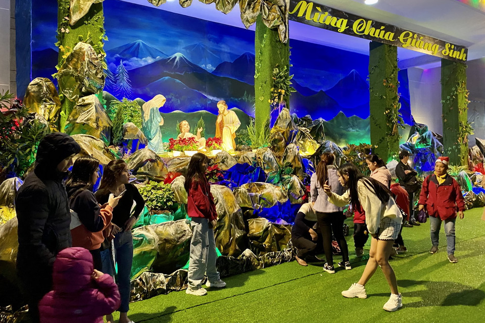 Dù trời mưa rét nhưng nhiều bạn trẻ xứ Huế vẫn nhiệt tình đến chụp ảnh tại các hang đá Giáng sinh. (Ảnh: Mai Trang/TTXVN)