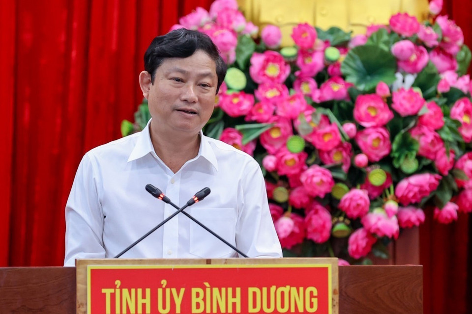 Chủ tịch UBND tỉnh Bình Dương Võ Văn Minh báo cáo tình hình kinh tế-xã hội, quốc phòng-an ninh năm 2022, phương hướng nhiệm vụ năm 2023. (Ảnh: Dương Giang/TTXVN)