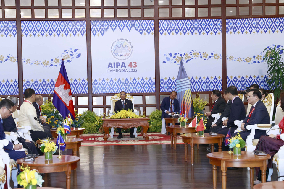 Chủ tịch Quốc hội Vương Đình Huệ cùng các trưởng đoàn chào xã giao Chủ tịch AIPA-43 Samdech Heng Samrin. (Ảnh: Doãn Tấn/TTXVN)