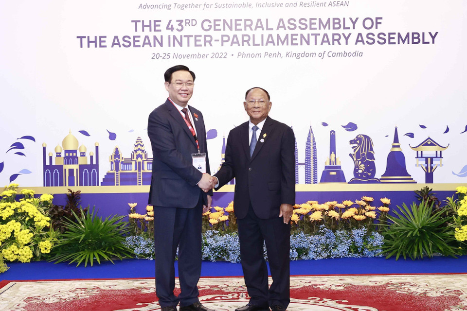 Chủ tịch Quốc hội Vương Đình Huệ chào xã giao Chủ tịch AIPA-43 Samdech Heng Samrin. (Ảnh: Doãn Tấn/TTXVN)