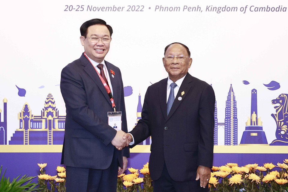 Trước đó, Chủ tịch Quốc hội Vương Đình Huệ cùng các trưởng đoàn chào xã giao Chủ tịch AIPA-43 Samdech Heng Samrin. (Ảnh: Doãn Tấn/TTXVN)