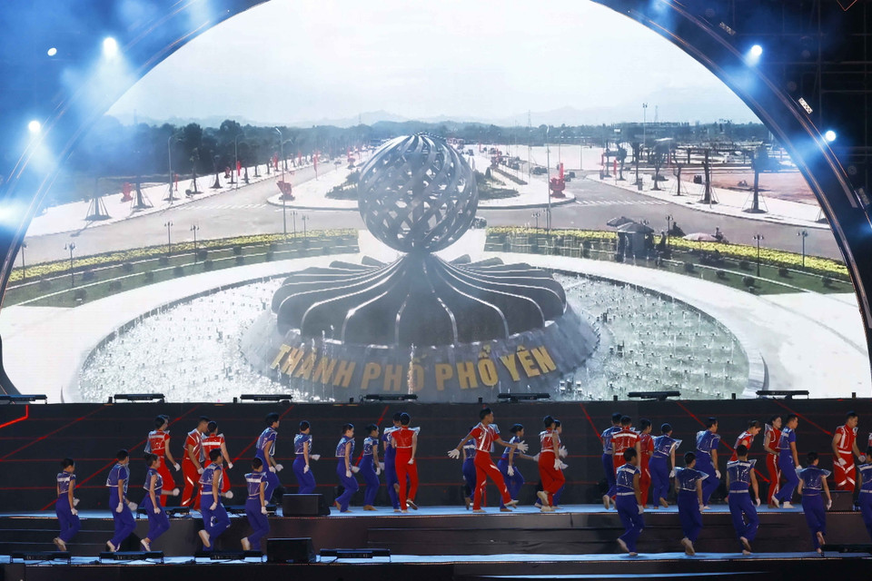 Tiết mục văn nghệ đặc biệt chào mừng Lễ công bố Nghị quyết thành lập thành phố Phổ Yên, tỉnh Thái Nguyên. (Ảnh: Doãn Tấn/TTXVN)