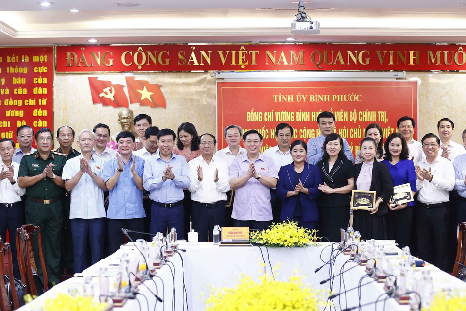 Chủ tịch Quốc hội Vương Đình Huệ với các cán bộ trong Ban Thường vụ Tỉnh ủy Bình Phước. (Ảnh: Doãn Tấn/TTXVN)
