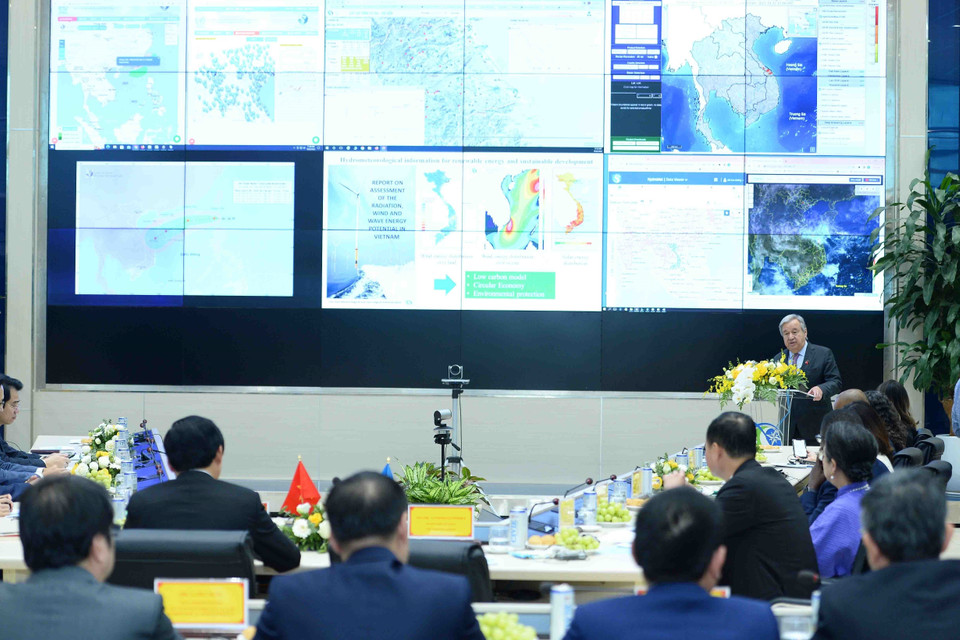 Tổng Thư ký Liên hợp quốc António Guterres phát biểu tại Tổng cục Khí tượng Thủy văn. (Ảnh: Minh Đức/TTXVN)