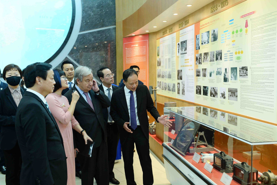  Tổng Thư ký Liên hợp quốc António Guterres tham quan phòng truyền thống Tổng cục Khí tượng Thủy văn. (Ảnh: Minh Đức/TTXVN)