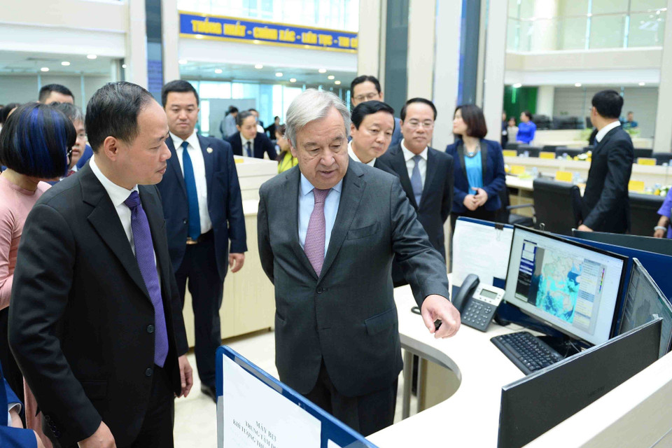 Tổng Thư ký Liên hợp quốc António Guterres xem hệ thống dự báo lũ quét, sạt lở đất cho khu vực Đông Nam Á tại Trung tâm tác nghiệp khí tượng thủy văn. (Ảnh: Minh Đức/TTXVN)
