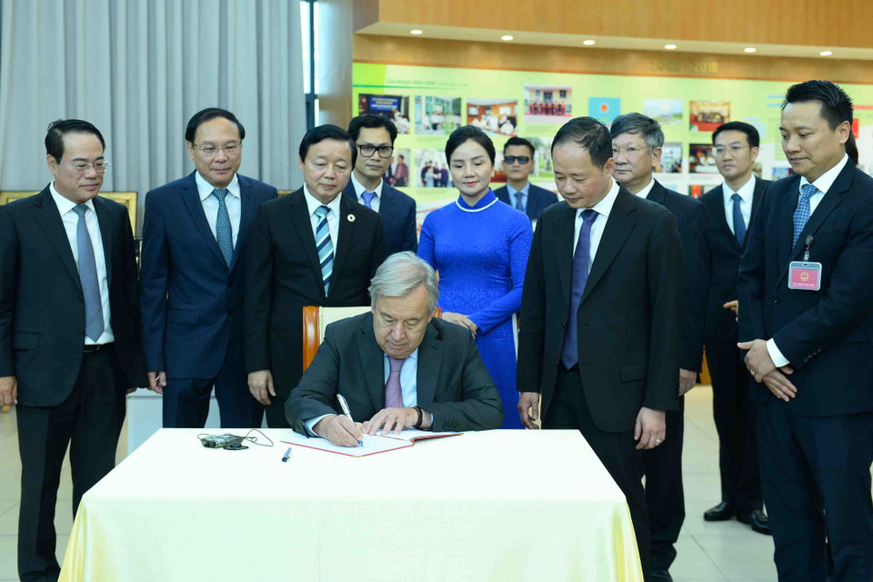 Tổng Thư ký Liên hợp quốc António Guterres viết lưu bút tại Tổng cục Khí tượng Thủy văn. (Ảnh: Minh Đức/TTXVN)