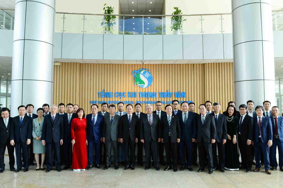 Tổng Thư ký Liên hợp quốc António Guterres, Bộ trưởng Bộ Tài nguyên và Môi trường Trần Hồng Hà cùng các đại biểu. (Ảnh: Minh Đức/TTXVN)