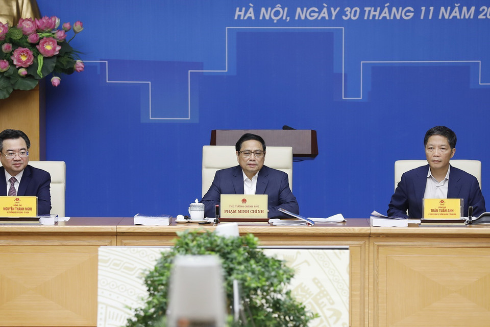 Thủ tướng Phạm Minh Chính, Trưởng Ban Kinh tế Trung ương Trần Tuấn Anh và Bộ trưởng Bộ Xây dựng Nguyễn Thanh Nghị chủ trì hội nghị. (Ảnh: Dương Giang/TTXVN)