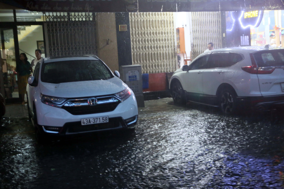 Người dân Đà Nẵng đưa xe ôtô lên các vỉa hè cao để tránh bị ngập nước. (Ảnh: Trần Lê Lâm/TTXVN)