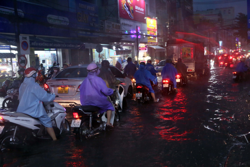 Nhiều tuyến đường ngập sâu trong nước, phương tiện giao thông ùn tắc hàng dài. (Ảnh: Trần Lê Lâm/TTXVN)