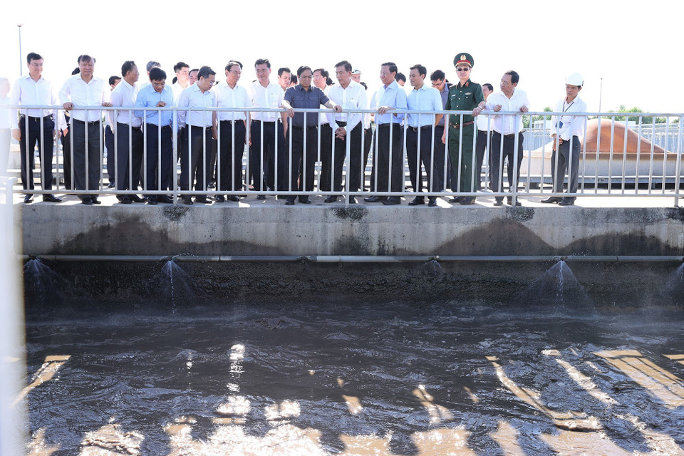 Thủ tướng Phạm Minh Chính kiểm tra Nhà máy xử lý nước thải Bình Hưng. (Ảnh: Dương Giang/TTXVN)