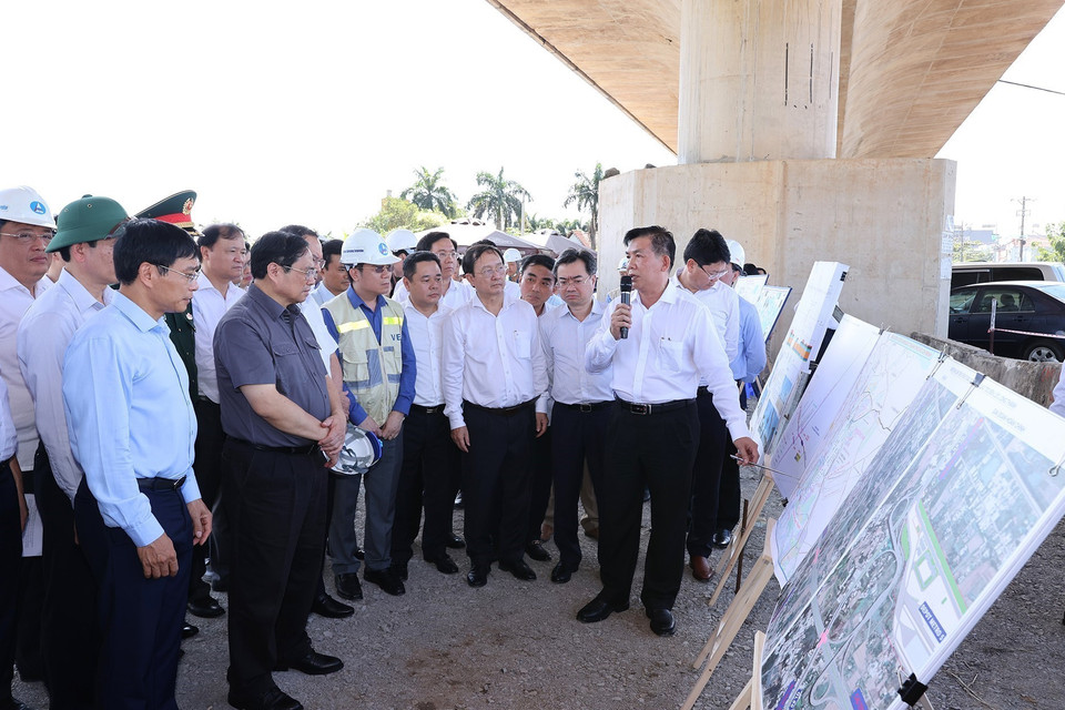 Thủ tướng Phạm Minh Chính kiểm tra, nghe báo cáo Dự án xây dựng đường cao tốc Bến Lức-Long Thành. (Ảnh: Dương Giang/TTXVN)