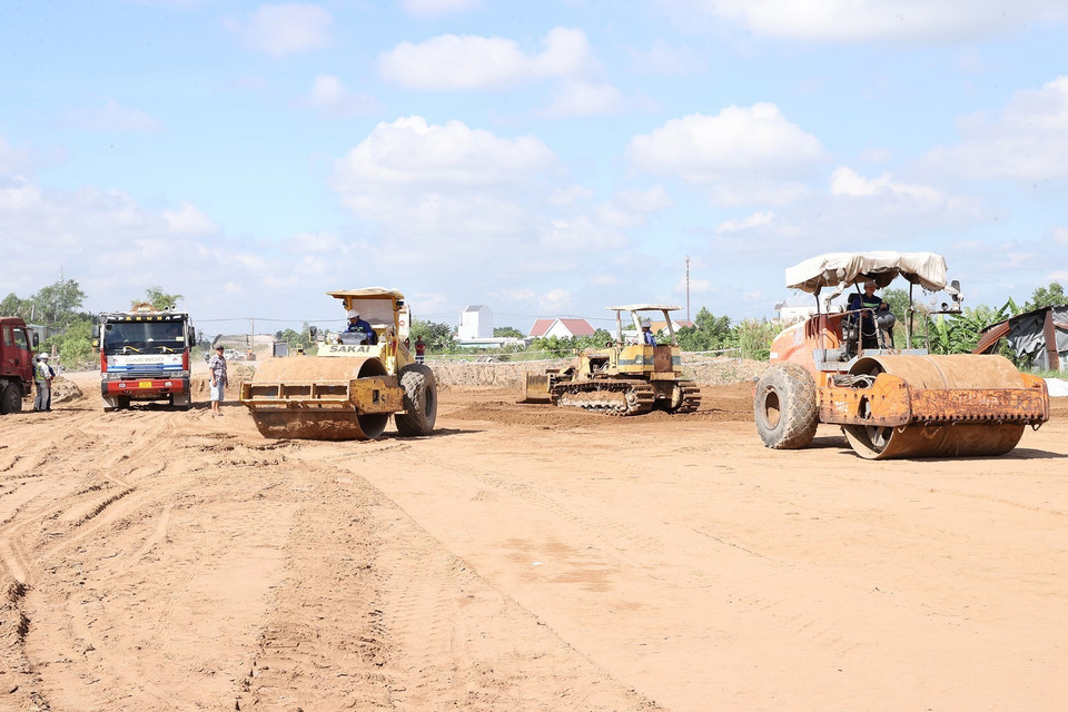 Các đơn vị đang triển khai thi công Dự án xây dựng đường cao tốc Bến Lức-Long Thành. (Ảnh: Dương Giang/TTXVN)