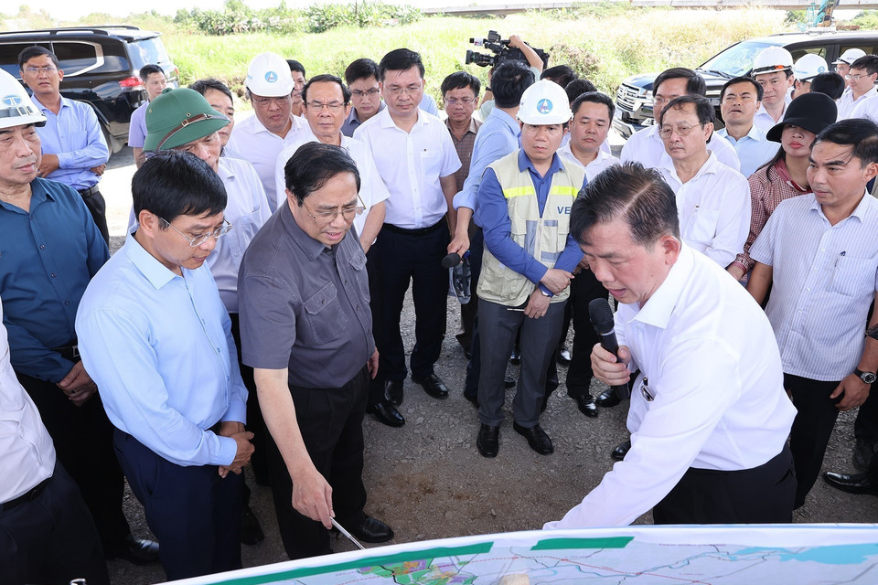 Thủ tướng Phạm Minh Chính kiểm tra, nghe báo cáo Dự án xây dựng đường cao tốc Bến Lức-Long Thành. (Ảnh: Dương Giang/TTXVN)