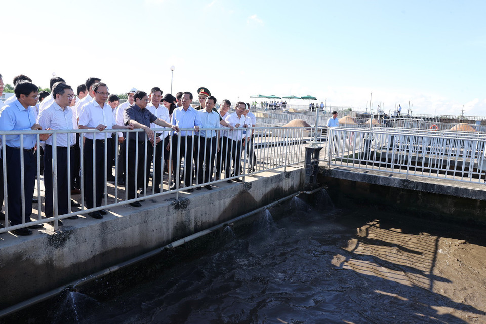 Thủ tướng Phạm Minh Chính kiểm tra Nhà máy xử lý nước thải Bình Hưng. (Ảnh: Dương Giang/TTXVN)