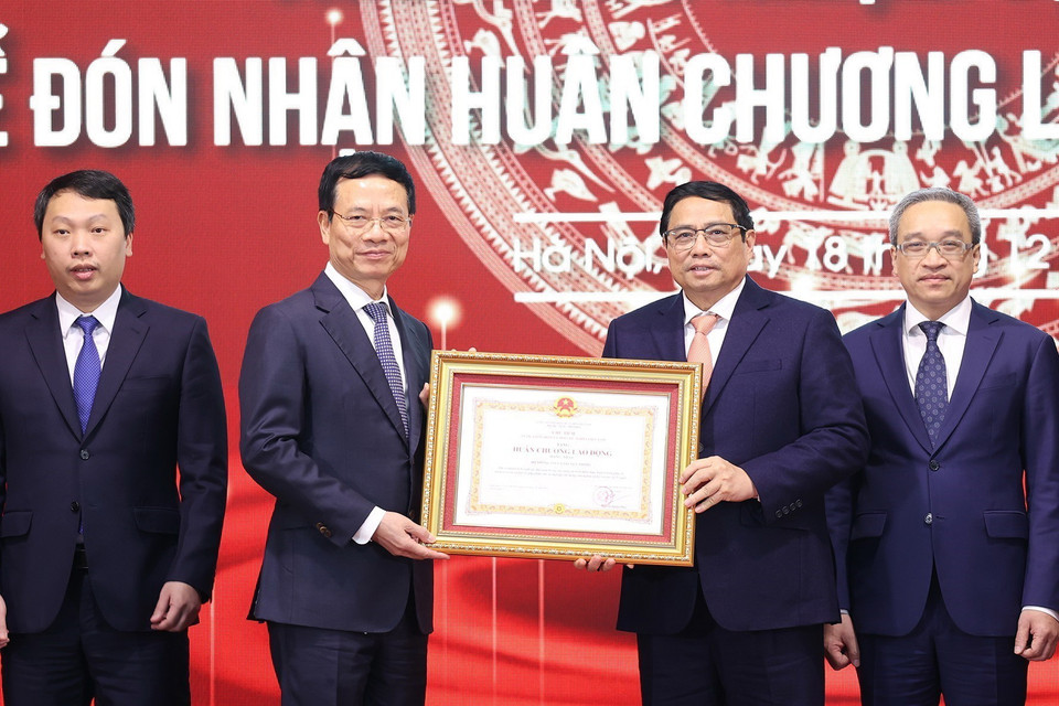 Thủ tướng Phạm Minh Chính trao Huân chương Lao động hạng Nhất của Chủ tịch nước tặng Bộ Thông tin và Truyền thông. (Ảnh: Dương Giang/TTXVN)