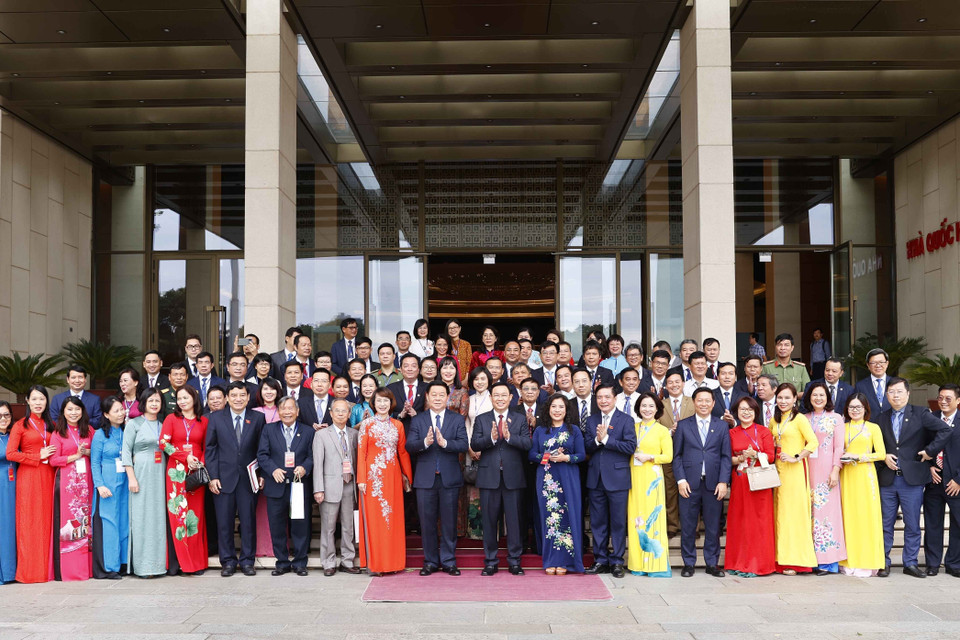  Chủ tịch Quốc hội Vương Đình Huệ với đại biểu. (Ảnh: Doãn Tấn/TTXVN)