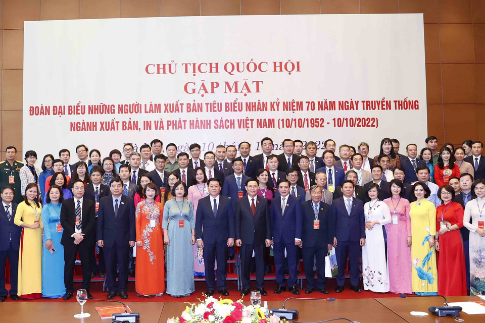  Chủ tịch Quốc hội Vương Đình Huệ với đại biểu. (Ảnh: Doãn Tấn/TTXVN)