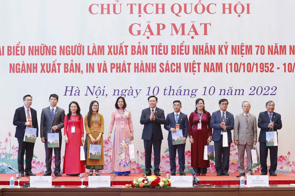  Chủ tịch Quốc hội Vương Đình Huệ quà lưu niệm cho những người làm công tác xuất bản tiêu biểu. (Ảnh: Doãn Tấn/TTXVN)