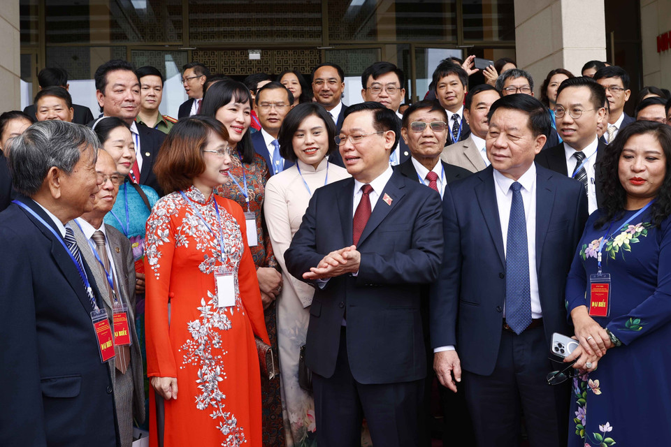 Chủ tịch Quốc hội Vương Đình Huệ trao đổi với đại biểu. (Ảnh: Doãn Tấn/TTXVN)