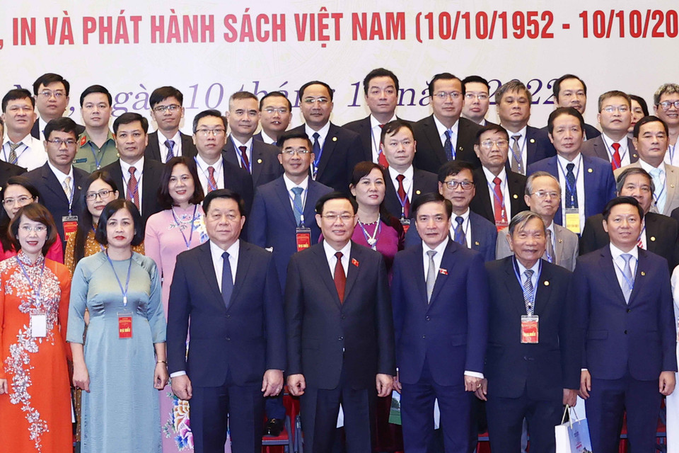  Chủ tịch Quốc hội Vương Đình Huệ với đại biểu. (Ảnh: Doãn Tấn/TTXVN)