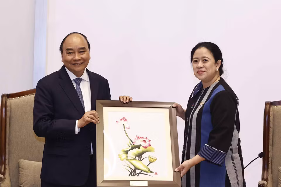 Chủ tịch nước Nguyễn Xuân Phúc tặng bức tranh lưu niệm cho Chủ tịch Hội đồng Đại biểu nhân dân Indonesia Puan Maharani. (Ảnh: Thống Nhất/TTXVN)