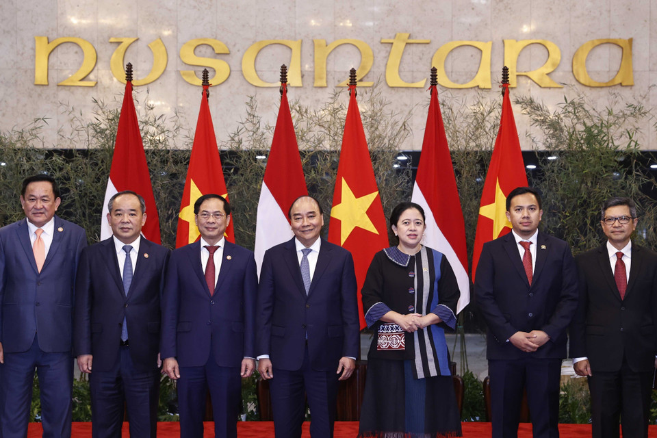 Chủ tịch nước Nguyễn Xuân Phúc cùng Chủ tịch Hội đồng Đại biểu nhân dân Indonesia Puan Maharani và các đại biểu. (Ảnh: Thống Nhất/TTXVN)