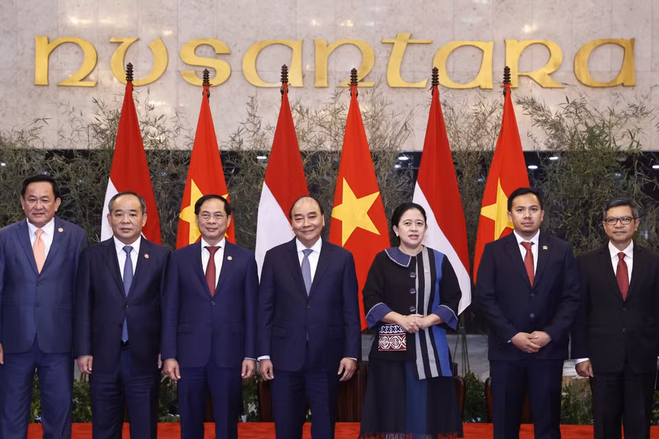 Chủ tịch nước Nguyễn Xuân Phúc cùng Chủ tịch Hội đồng Đại biểu nhân dân Indonesia Puan Maharani và các đại biểu. (Ảnh: Thống Nhất/TTXVN)