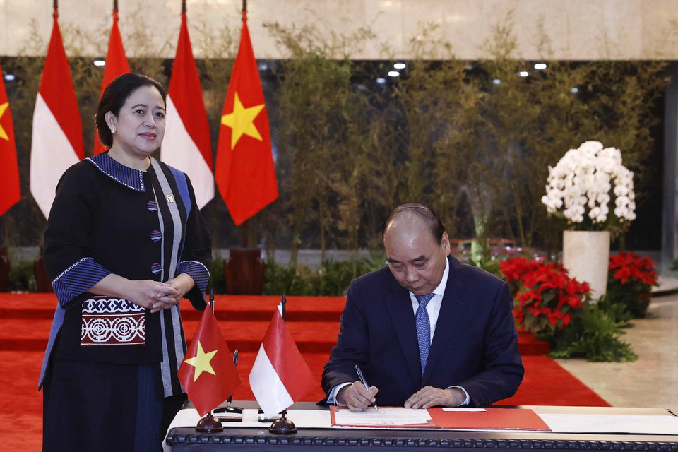 Chủ tịch nước Nguyễn Xuân Phúc ghi lưu bút. (Ảnh: Thống Nhất/TTXVN)